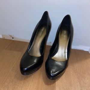 Simple Black Pumps